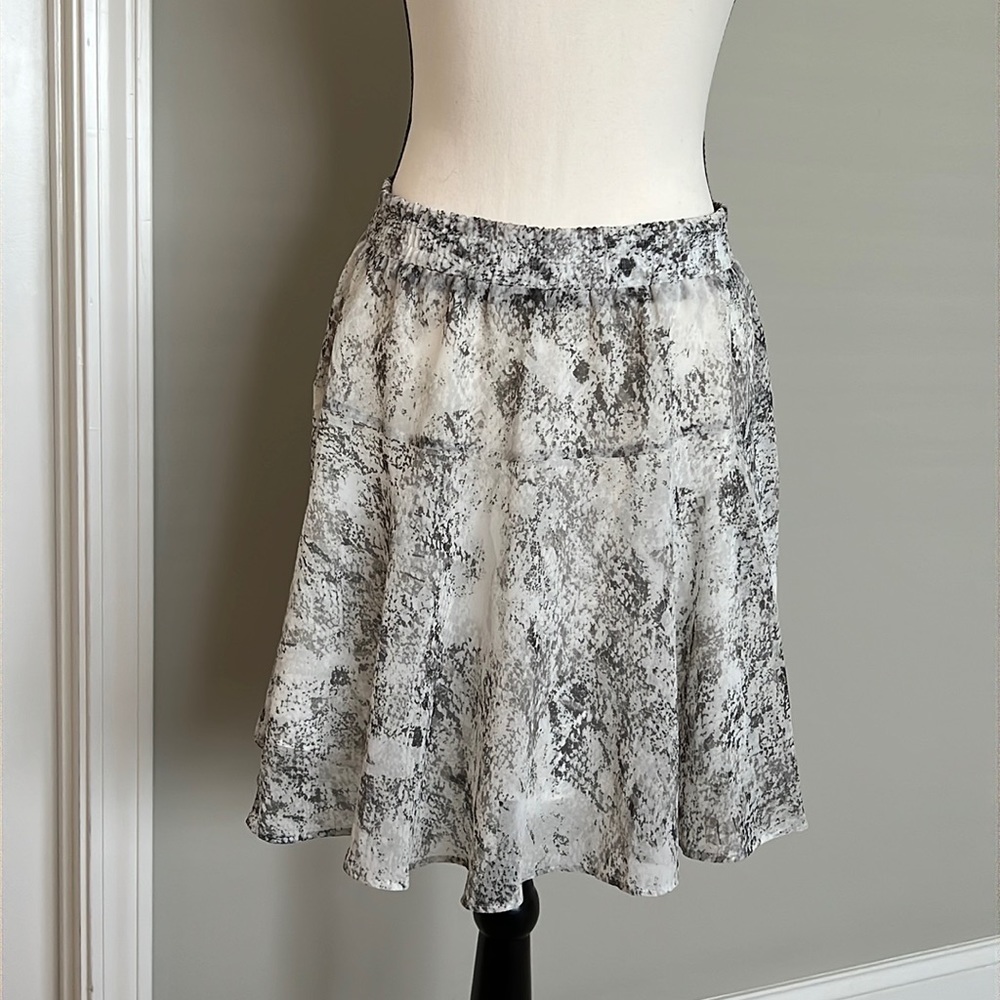 Banana Republic size 2 skirt. Grey/white snake print w/ elastic waistband